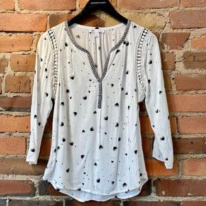 D2R White & Black Heart-Shaped Pattern Top with Lace Detailing.  Size: Small